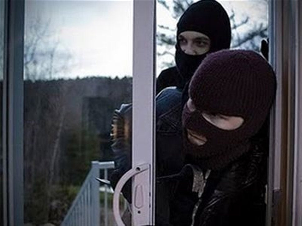 Αφαντο το κράτος: Ξυλοφόρτωσαν, βασάνισαν και έκαψαν 85χρονη